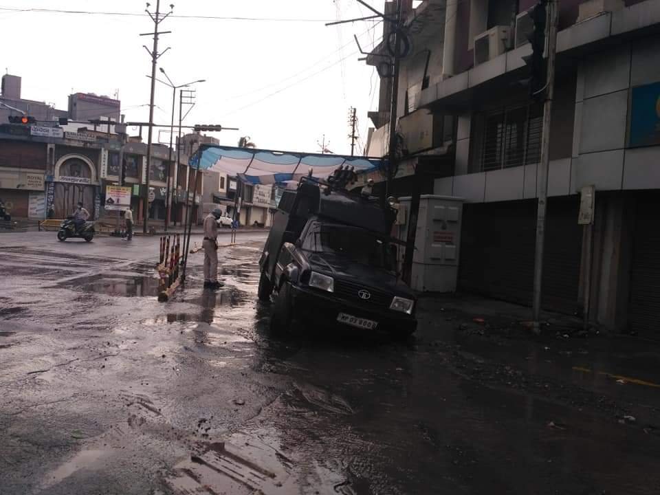 रतलाम : "तौकते" चक्रवात का असर, तेज हवा के साथ बारिश से बत्ती गुल, मेंटेनेंस की खुली पोल