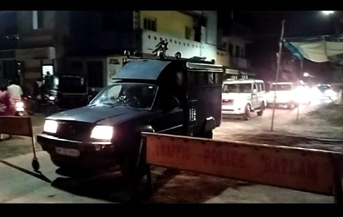 रतलाम : रात में निकला गाड़ियों का काफ़िला, आज हुआ साफ - "होगी कड़ी सख़्ती"