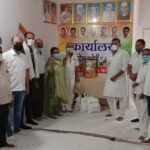 रतलाम : शहर कांग्रेस ने मनाई पूर्व प्रधानमंत्री राजीव गांधी की पुण्यतिथि, राहत सामग्री का किया वितरण