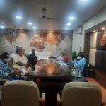 रतलाम : समय परिवर्तन हेतु दूध विक्रेता मिले कलेक्टर से, ई-पास की नहीं आवश्यकता