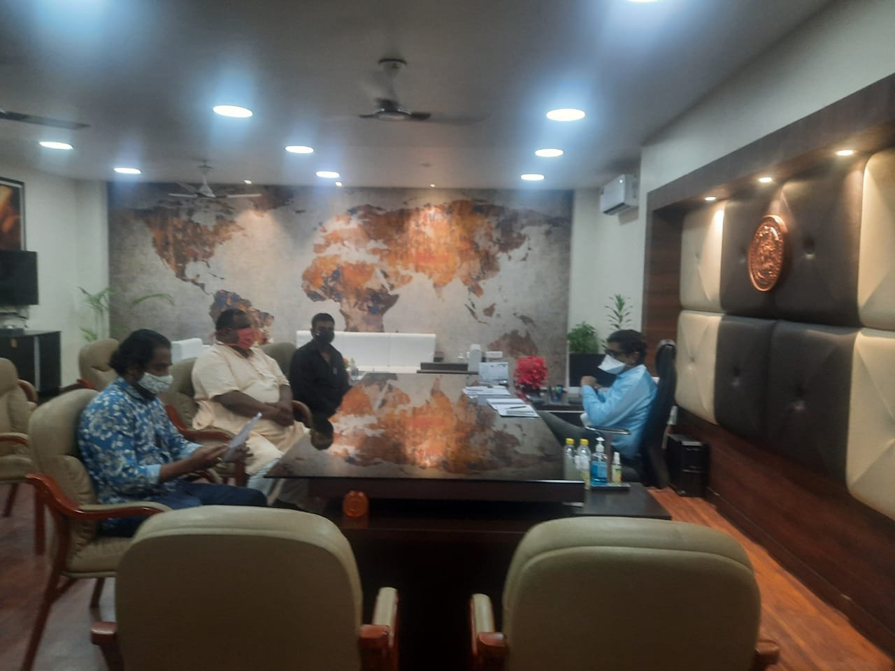 रतलाम : समय परिवर्तन हेतु दूध विक्रेता मिले कलेक्टर से, ई-पास की नहीं आवश्यकता