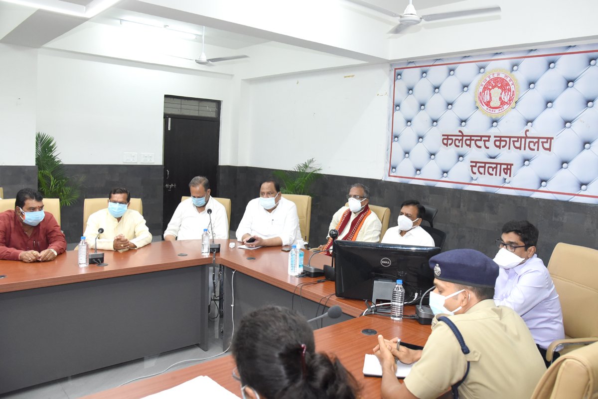 रतलाम : बैठक में निजी निर्माण कार्यो को दी गयी छूट