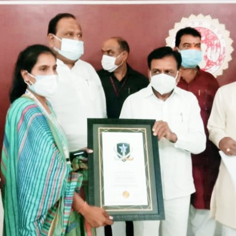 रतलाम : शहर की अंजू सूर्यवँशी ने बनाया "वर्ल्ड रिकॉर्ड", कोरोना जागरूकता के एक साथ 2 लाख Whatsapp सन्देश भेजे