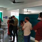 रतलाम : टिकाकरण में अव्यवस्था, CMHO बोले नहीं करवाना होगी प्री-बुकिंग, मगर गुपचुप खुल गये रात में स्लॉट