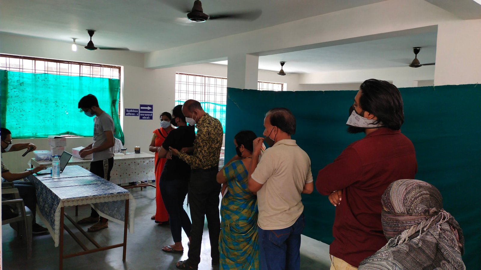 रतलाम : टिकाकरण में अव्यवस्था, CMHO बोले नहीं करवाना होगी प्री-बुकिंग, मगर गुपचुप खुल गये रात में स्लॉट