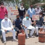 रतलाम : पेट्रोल डीजल की बढ़ती कीमतों के विरोध में रतलाम शहर कांग्रेस द्वारा सात स्थानों पर धरना प्रदर्शन