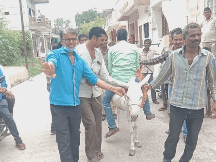 रतलाम : उपसरपंच को गधे पर बैठा कर घुमाया गाँव में, अनूठा टोटका