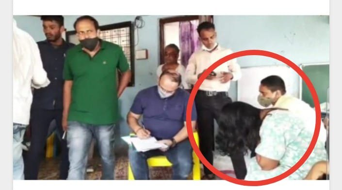 रतलाम : महिला पटवारी रिश्वत लेते पकड़ी गई, छुपाने लगी मुँह