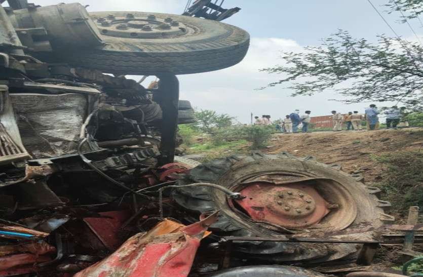 रतलाम : हाइवे पर भीषण हादसे में तीन की मौत, तीन वाहन आपस में भिड़े