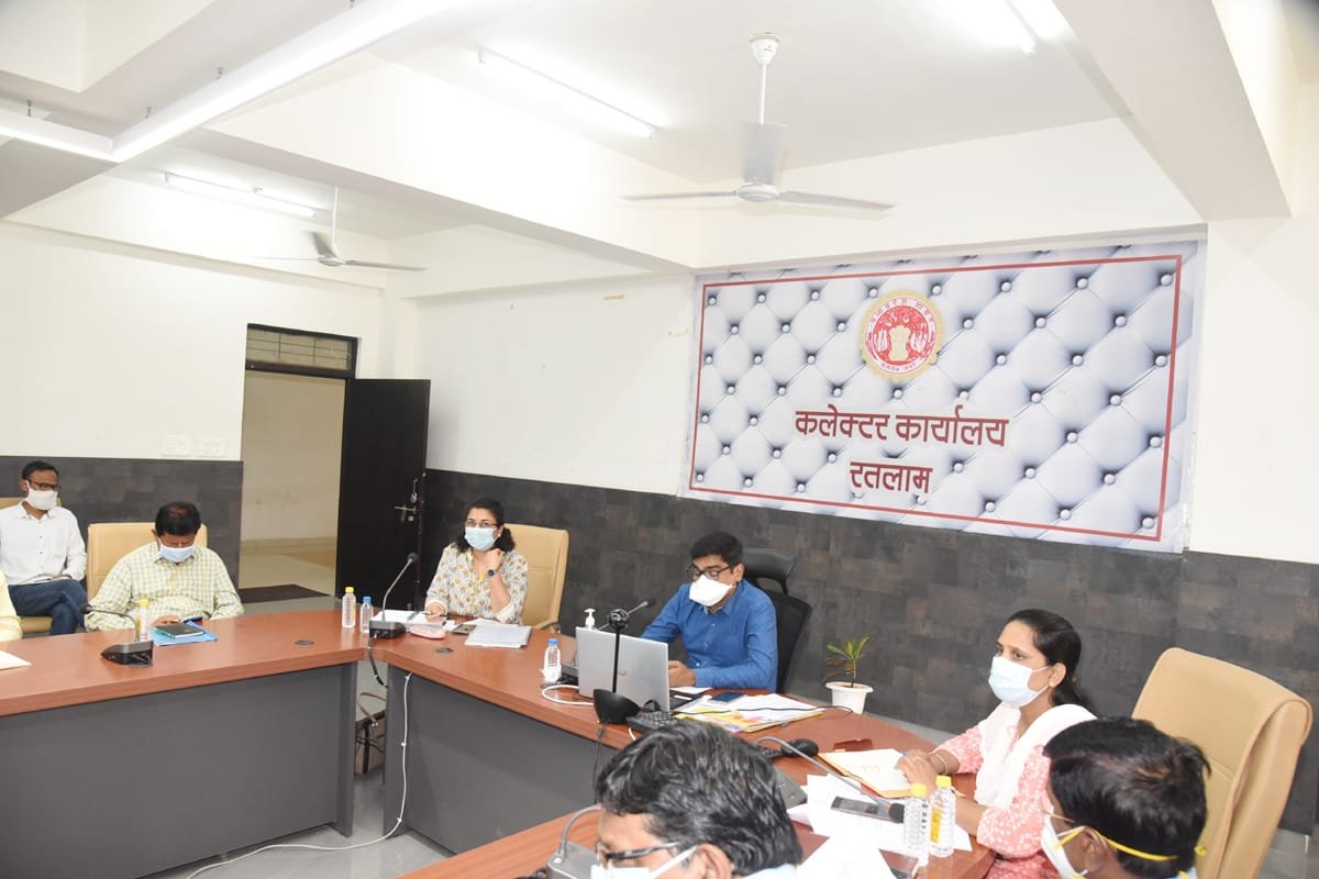 रतलाम : शहर की समीक्षा बैठक में कलेक्टर का लहजा सख्त, अधिकारियों को सख़्त निर्देश