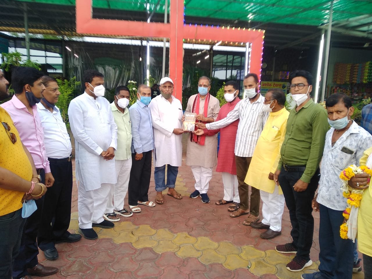 रतलाम : राष्ट्रीय मुस्लिम मंच ने की सांसद सुधीर गुप्ता को पुस्तक भेंट, मोहन भागवत ने किया था विमोचन