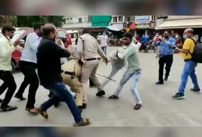 रतलाम : कांग्रेस ने गृहमंत्री का जलाया पुतला, छीन नहीं पाई पुलिस