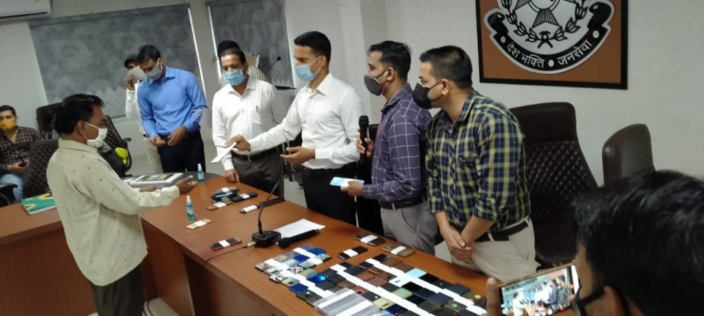 रतलाम : आज 10 लाख से अधिक की कीमत के मोबाइल ढूँढ कर दिए, एसपी गौरव तिवारी का सफल अभियान