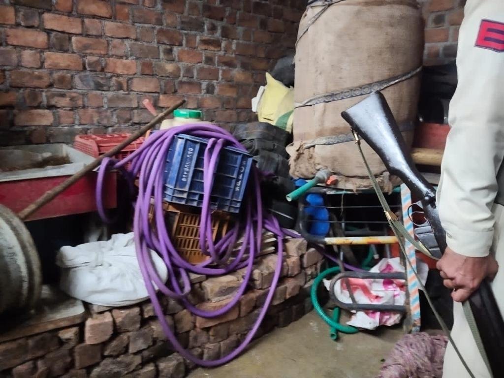 रतलाम : अवैध शराब फैक्ट्री का बड़ा खुलासा, जीवनसिंह शेरपुर सहित 6 फरार