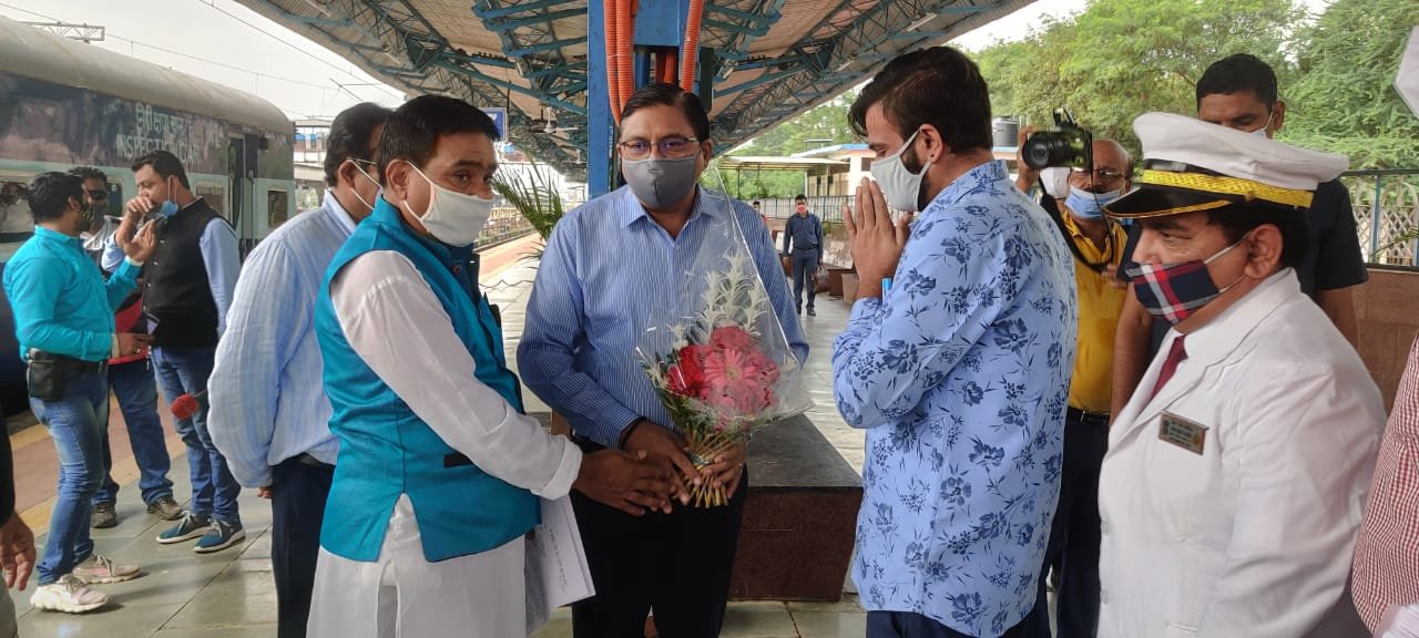 रतलाम : पश्चिम रेलवे के GM ने "मालवा रेल फेन क्लब" को सराहा