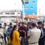 रतलाम : ट्रैफिक थाने के बाहर जमकर हुई तू-तू में-में, महिला सूबेदार के पति से उलझे बजरंगदल के कार्यकर्ता