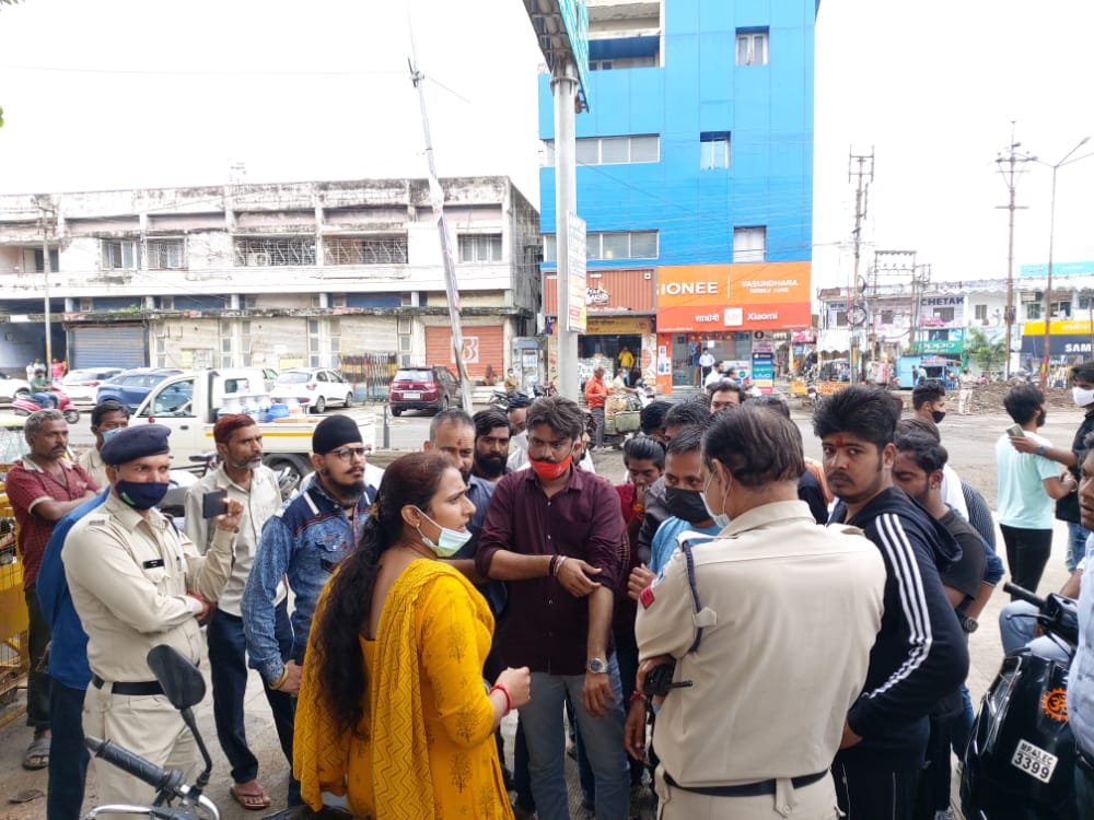 रतलाम : ट्रैफिक थाने के बाहर जमकर हुई तू-तू में-में, महिला सूबेदार के पति से उलझे बजरंगदल के कार्यकर्ता
