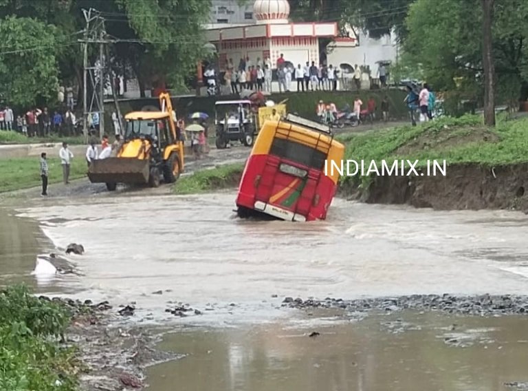 रतलाम : बस उतरी नदी में, कोई हताहत नहीं