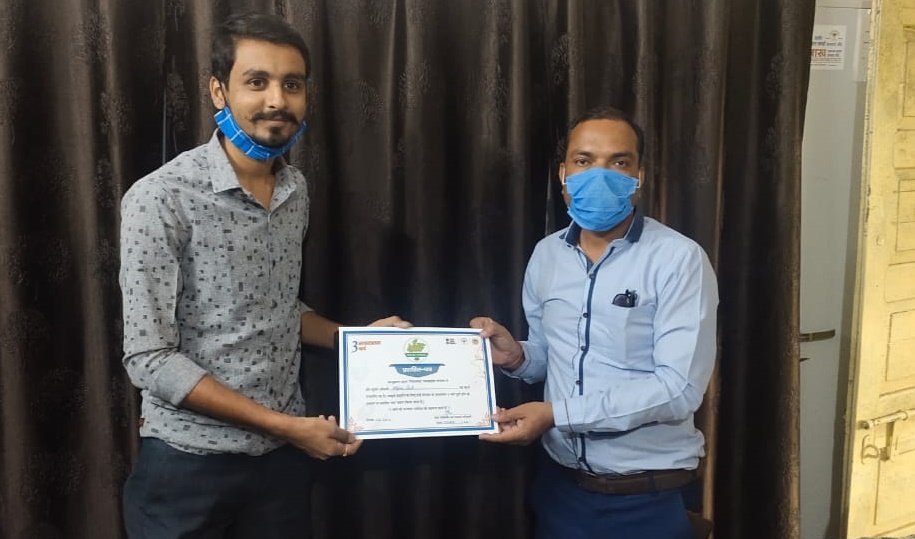 रतलाम : शहर के युवा अंशुमन का सम्मान, कोरोनाकाल की सेवा बनी मिसाल