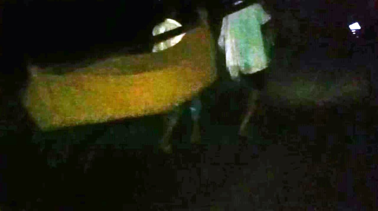 रतलाम : बदहाल सड़क के कारण शव को चद्दर में लपेटकर ले जाना पड़ा कीचड़ भरी सड़क पर