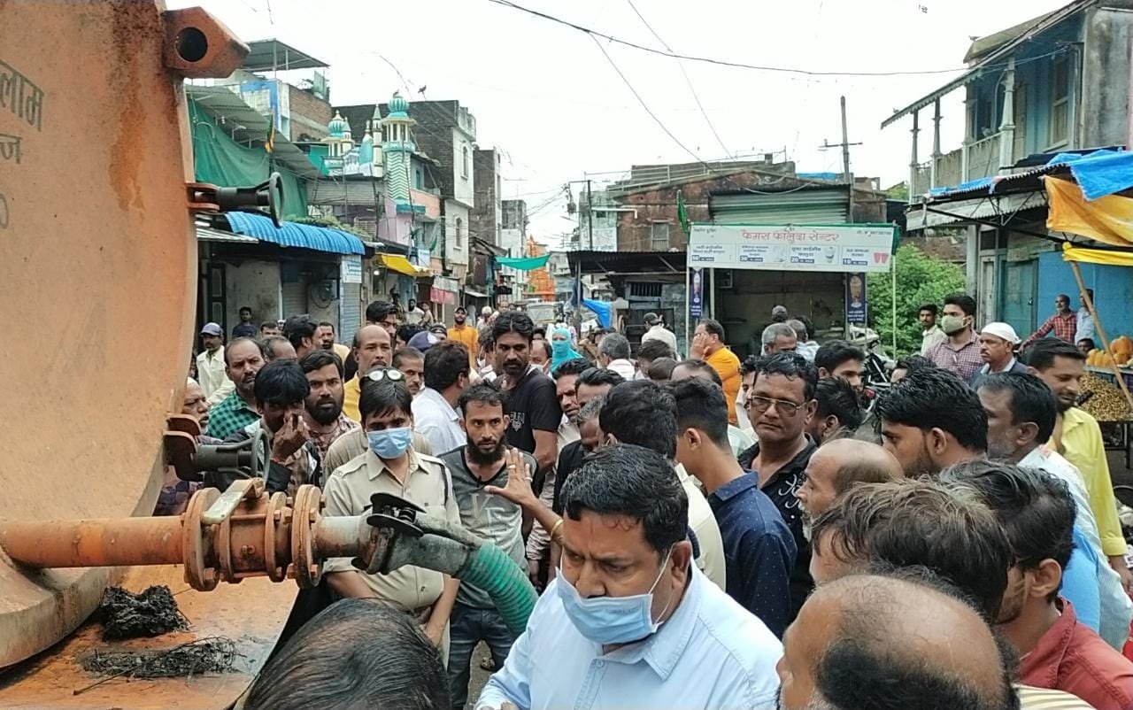 रतलाम : पानी से भरे गढ्ढे में गिरी मासूम बाल-बाल बची, निगम की बड़ी लापरवाही आई सामने