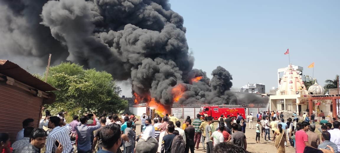 रतलाम : जदोजहद के बाद पेट्रोल पंप के पास लगी आग पर पाया काबू, क्षेत्रवासी हुए आक्रोशित