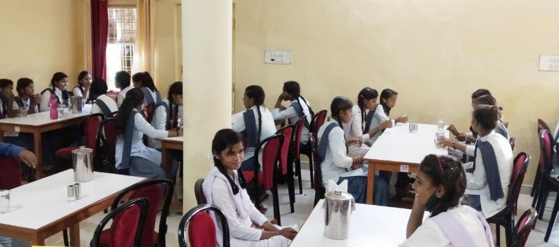 रतलाम : कलेक्टर का अनोखा अंदाज़, समस्या बताने आई छात्राओ को दी टी-पार्टी