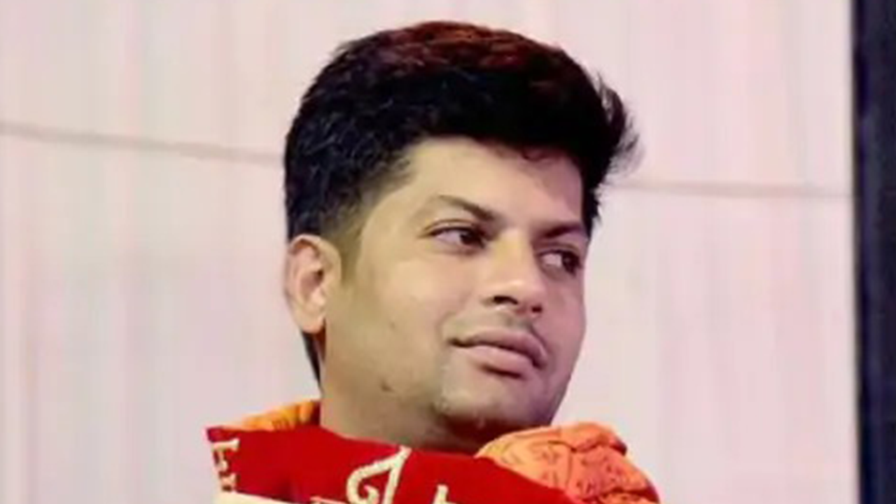 बडनगर : दुष्कर्म आरोपी बडनगर विधायक पुत्र करण मोरवाल आखिर पुलिस गिरफ्त में, 25000 का इनाम था