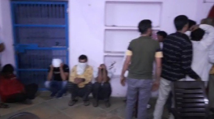 रतलाम : जुआरियो के लिए बुलानी पड़ी बस, रेलवे कॉलोनी में देर रात दबिश