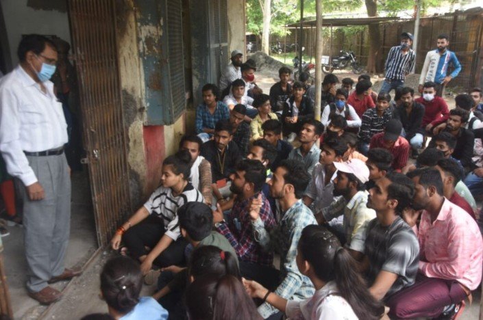 रतलाम : अपनी ही सरकार को बताना पड़ रही कमियाँ, NSUI को देख एक्टिव हुई ABVP