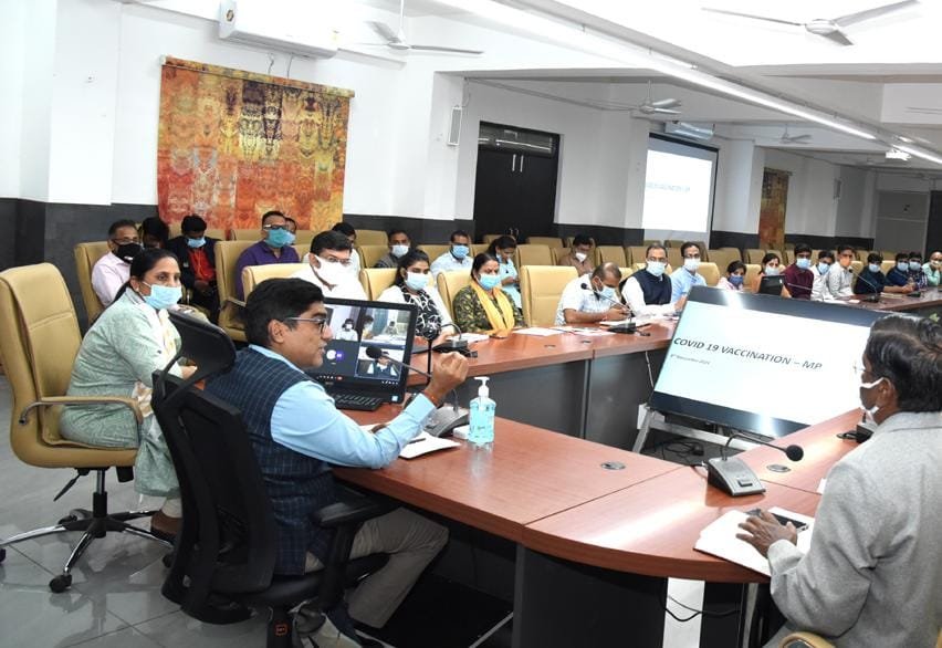 रतलाम : प्रदेश में शहर को वेक्सीनेशन में नम्बर 1 बनाने की तैयारी, कलेक्टर पुरुषोत्तम ने बताई रूपरेखा