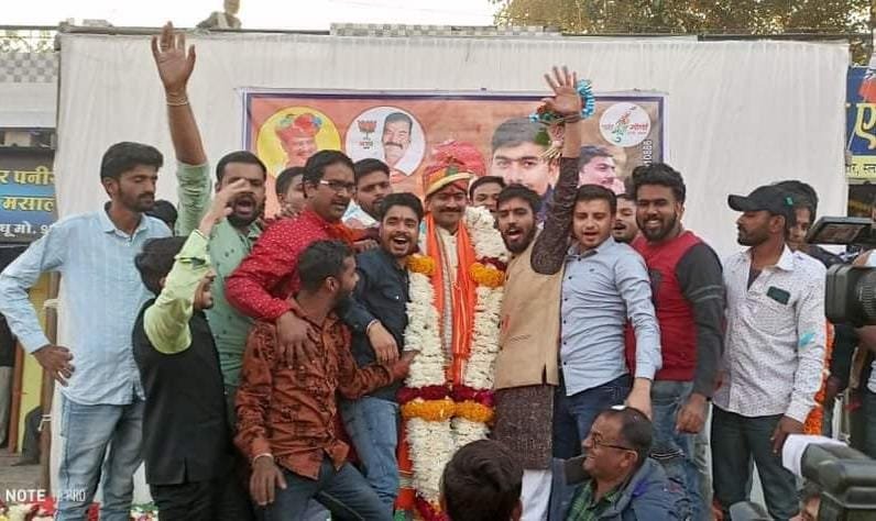 रतलाम के बेबाक बोल : जमकर हुई बदनावर वाले युवा नेता की देखा-देखी, नाश्ते के साथ शुरू रैली खाने पर हुई ख़त्म