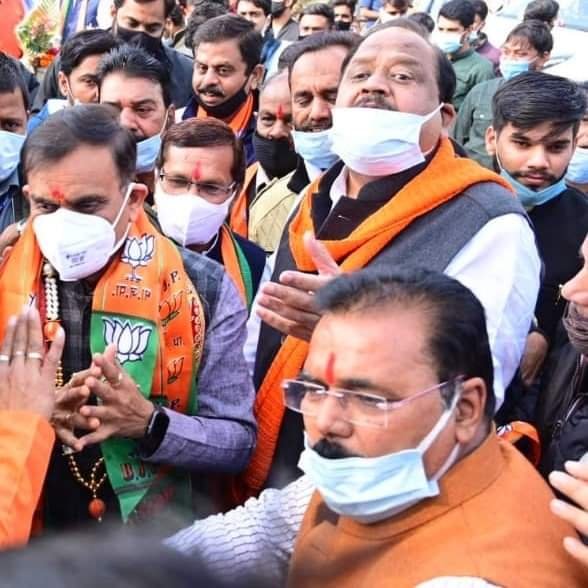 रतलाम : कोरोना की गाइडलाइंस नेताओ की अलग, जनता की अलग ! भाजपा नेतागण समाज मे गलत उदाहरण दे रहे है