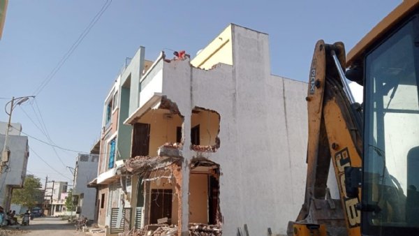 मंदसौर : अपराधी अमजद लाला की महिला मित्र के घर पर चला बुलडोजर