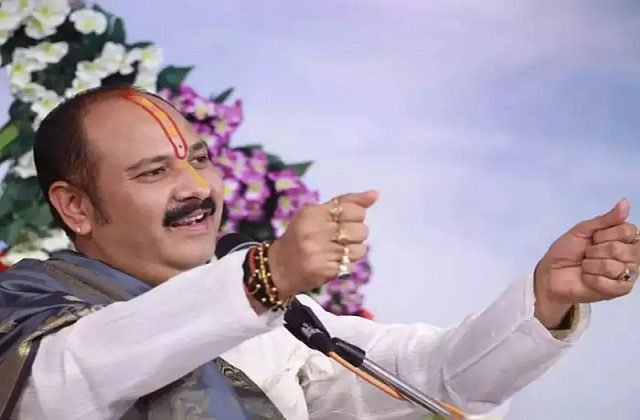 मध्यप्रदेश : दिग्विजयसिंह ने प्रसिद्ध कथावाचक पंडित प्रदीप मिश्रा पर उठाए सवाल, आप कथा सुना रहे या PM मोदी का कर रहे प्रचार'