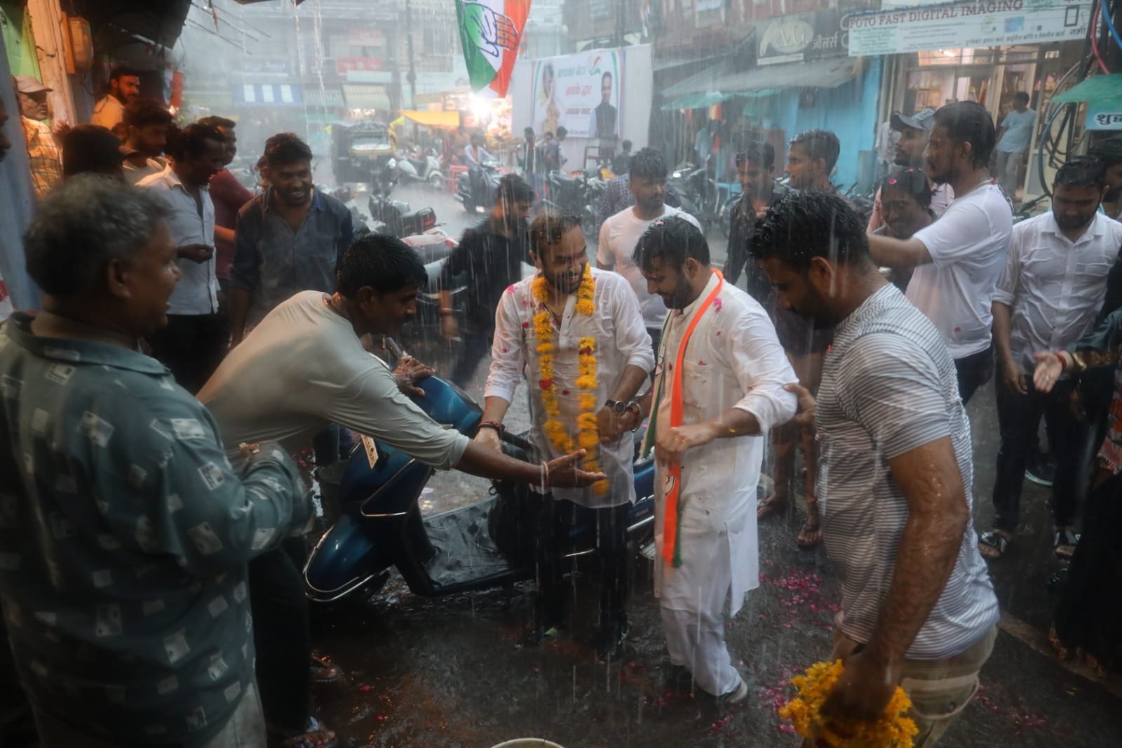 रतलाम : झमाझम बारिश में महापौर उम्मीदवार मयंक जाट पर लगी आशीर्वाद की झड़ी