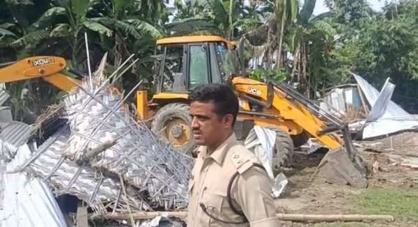 असम : अवैध रूप से चल रहे मदरसा को पुलिस ने जमींदोज किया