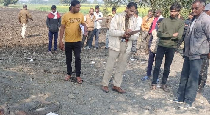 रतलाम : धारदार हथियारों से खेत पर काम कर रहे युवक की हत्या, मौके पर अधिकारी फोरेंसिक जांच करवाएंगे