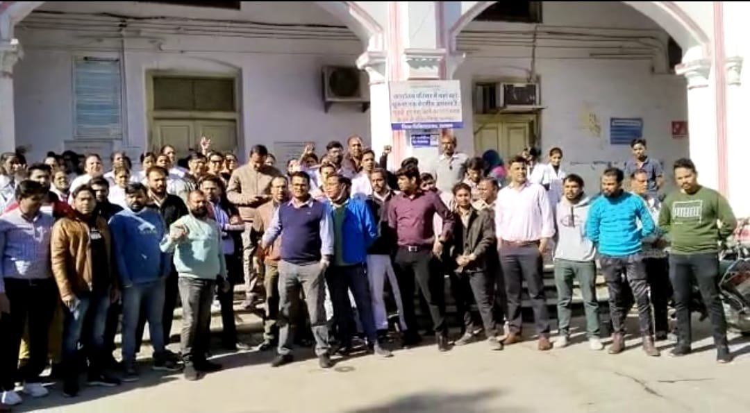 रतलाम : जिला अस्पताल में मरीज के परिजन ने डॉक्टर और नर्स से किया विवाद, गुस्साए स्टाफ ने ओपीडी बंद कर किया प्रदर्शन