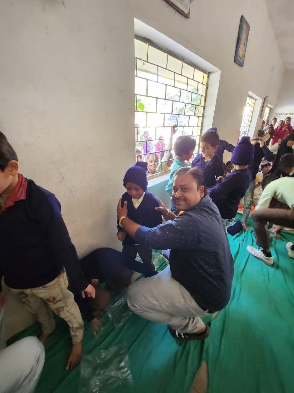 रतलाम : जय मां अम्बे शक्ति सामाजिक समिति द्वारा प्रीतमनगर सरकारी स्कूल में गर्म वस्त्र वितरित किए गए