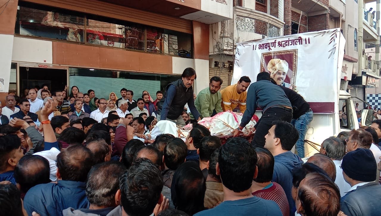 रतलाम : नम आंखों से दी शहरवासियो ने समाजसेवी महेंद्र गादिया को विदाई