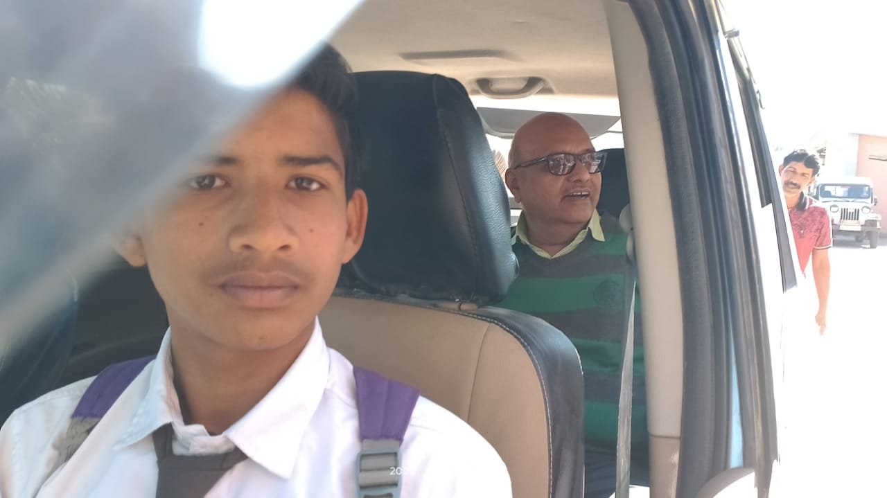 रतलाम : आखिर इस बालक को डिप्टी कलेक्टर और जिला शिक्षा अधिकारी अपनी गाड़ी में कहां ले जा रहे है ? जानिए क्या है पूरा मामला