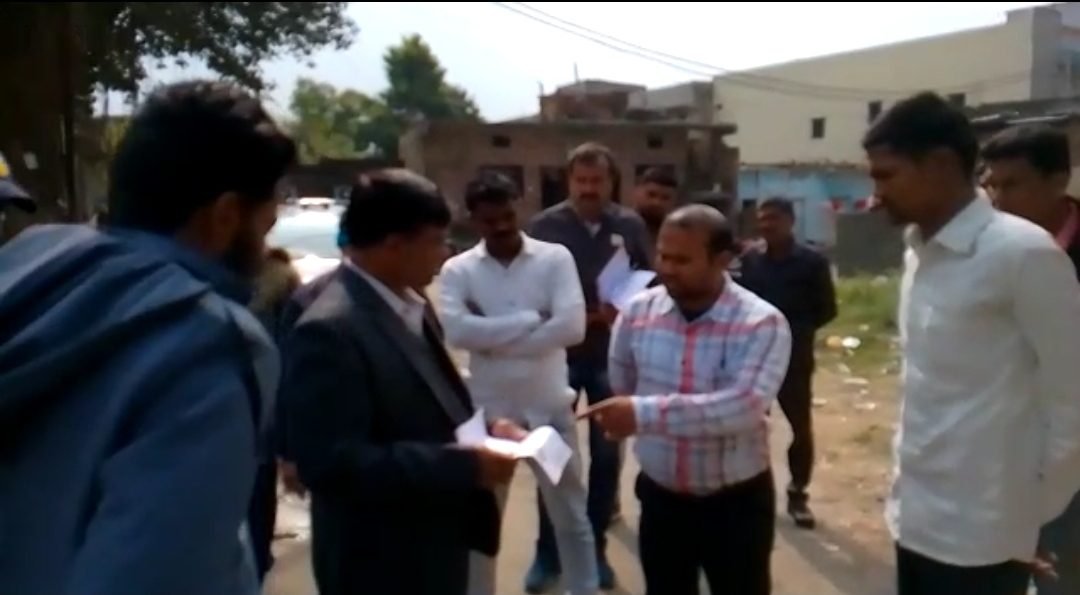 रतलाम : पंचायत रोजगार सहायक ने पंचायत के पैसे से अपनी निजी जमीन पर सीसी रोड बना दी