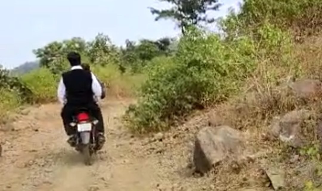 मध्यप्रदेश के इस जिले के कलेक्टर बन रहे है चर्चा का विषय, बाइक से ग्रामीण के साथ कहा जा रहे है डीएम साहब ।