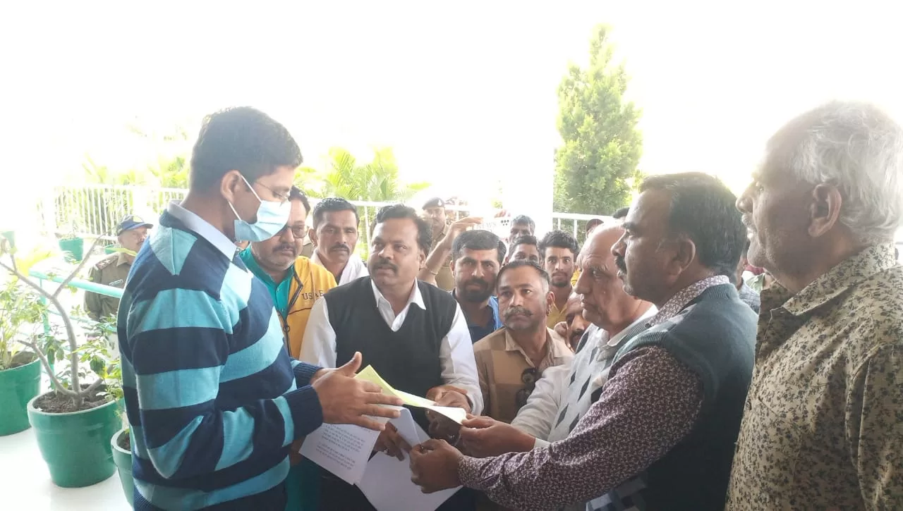 रतलाम : महिपालसिंह मकराना की गुर्जर समाज पर की गई आपत्तिजनक टिप्पणी के खिलाफ गुर्जर समाज में गुस्सा