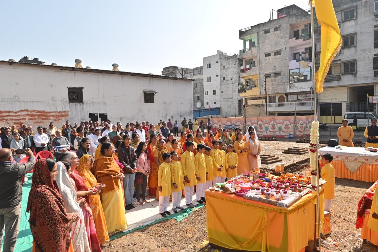 रतलाम : वैदिक मंत्रोच्चार के साथ विश्व कल्याण की मंगलकामना कर स्थापित की धर्मध्वजा
