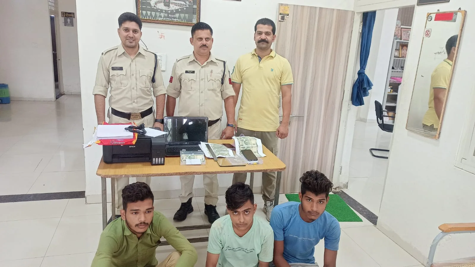 रतलाम : "फर्जी" वेब सीरीज की तर्ज पर नकली नोट बनाकर बाजार में सप्लाय करने वाले गिरोह का भाण्डाफोड़