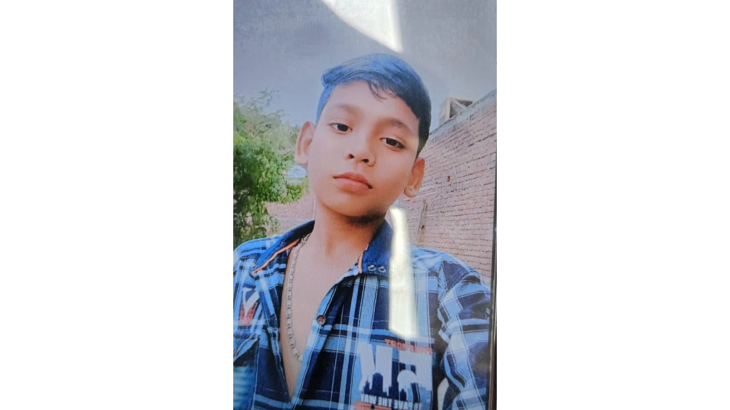 ग्वालियर: होमवर्क नहीं करने के कारण शिक्षकों ने दी सजा, छात्र की मौत 1 ग्वालियर: होमवर्क नहीं करने के कारण शिक्षकों ने दी सजा, छात्र की मौत