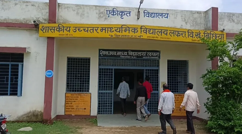 मंडला : छात्राओं की पानी पीने की बोतल में भरा पेशाब, परिजनों ने किया हंगामा