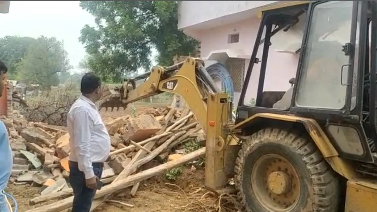 Sidhi Urination Case : आरोपी भाजपा नेता प्रवेश शुक्ला के घर पर चला मामा का बुलडोजर